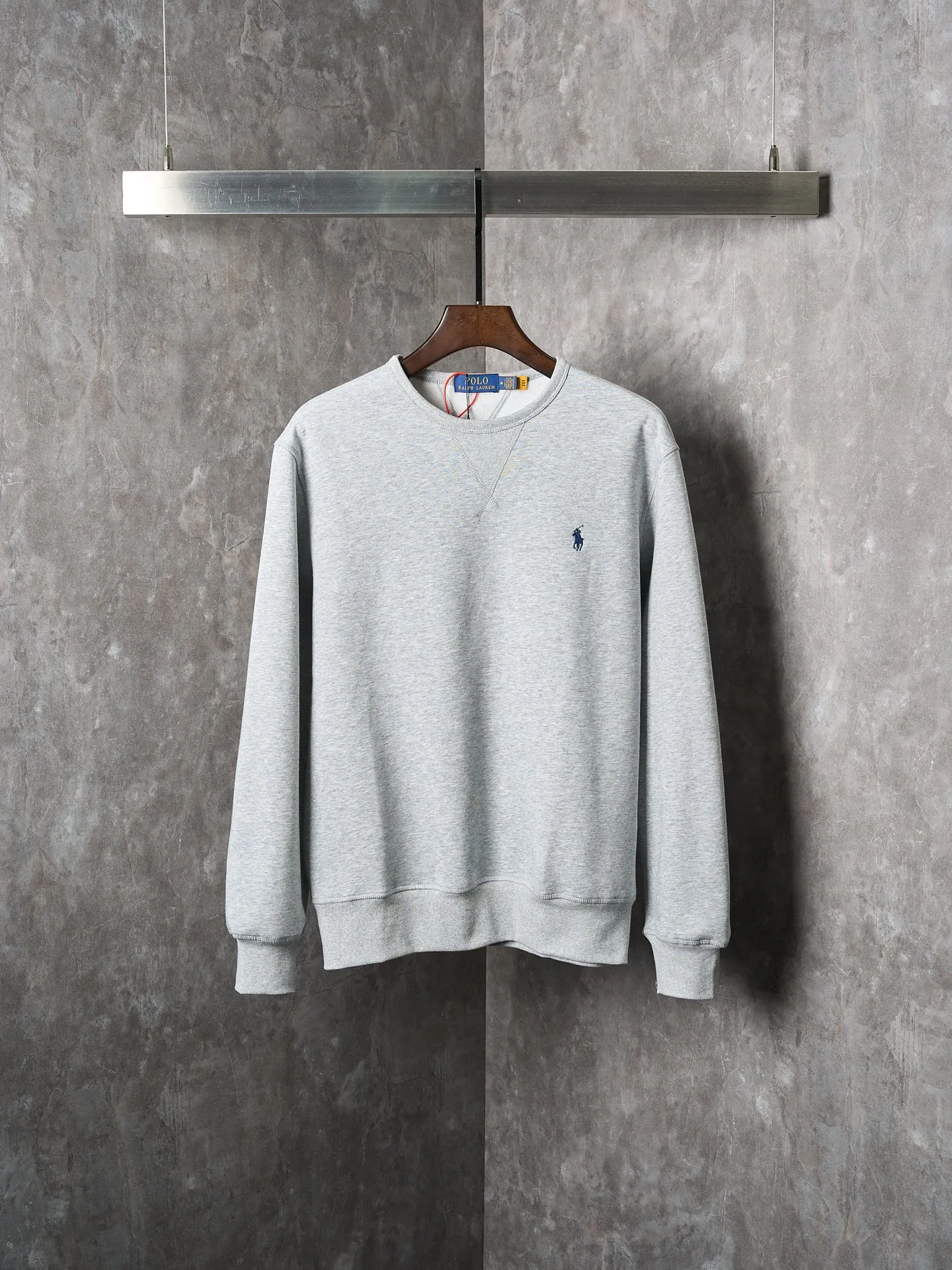 P290 Actual auction】Ralph Lauren/Ralph Lauren solid color pony logo embroidered round neck sweatshirt (grey) [Ready stock] S M L XL custom cloud-like honey cotton fleece sweatshirt material has a delicate feel and is comfortable and skin-friendly. It is based on matte gray and comes with a soft light filter. The exquisite indigo pony logo is embellished. It is highly recognizable. It has an atmosphere of freedom and vitality. A symphony of pure and smart colors. Use extreme simplicity to outline high-end silhouettes, become the smart focus of vision, and show taste in silence. Use imported machine embroidery technology. Use advanced computer control systems and precision mechanical components to achieve the iconic pony embroidery operation. High precision. The lines are smooth and delicate. Adopt Hasuo technology and use specific machines to sew. Hasuo has high fastness and adds visual effects. It is time-consuming and labor-intensive. The fabrics have been washed and have a better texture. They are not easy to deform and are not easy to shrink. Not easy to fade, maintain long-term beauty, and fit well.